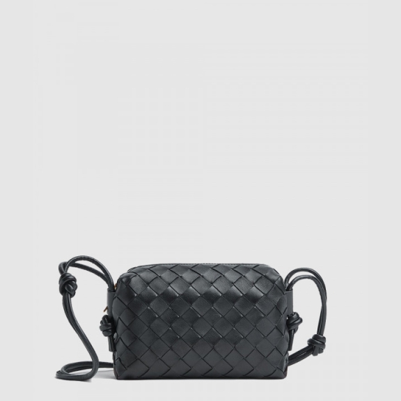 Intrecciato Shoulder Bag 666683